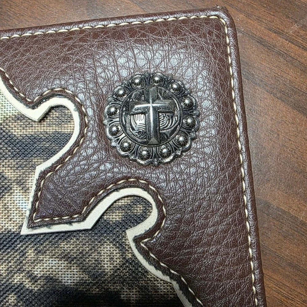 MONTANA WEST Mens Camo Wallet Bifold Cross Embellished Long Wallet Checkbook NWT